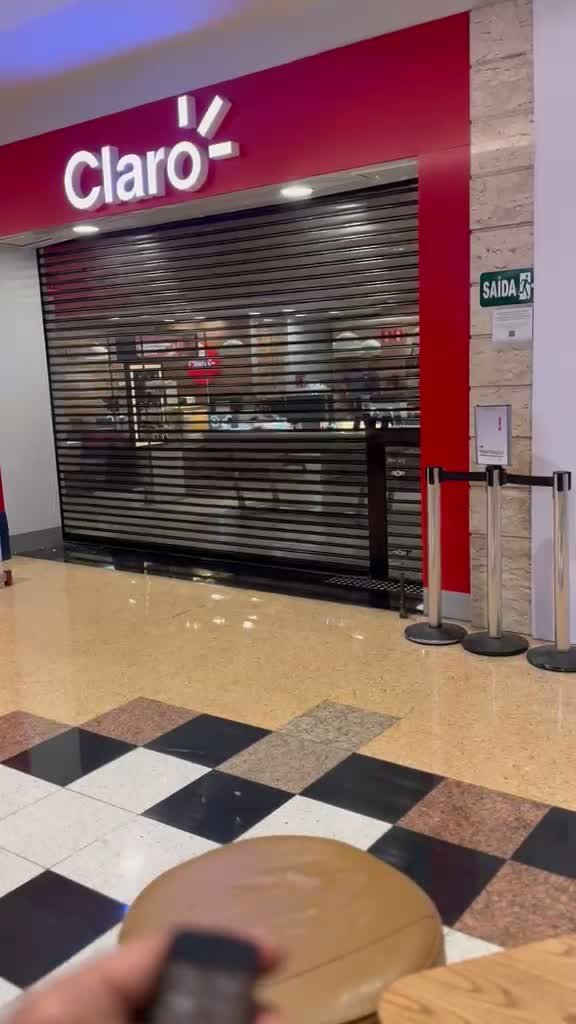Ajuste final das guias e do acabamento de uma porta de enrolar recém-instalada