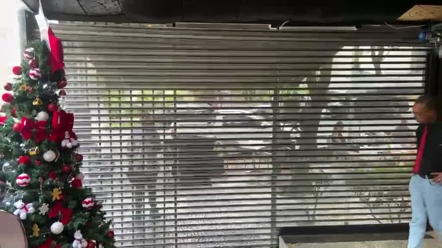 Acionamento da botoeira de comando abrindo a porta de aço automática