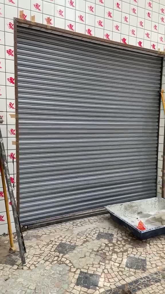 Regulagem da tensão das molas em porta de aço manual no local do cliente