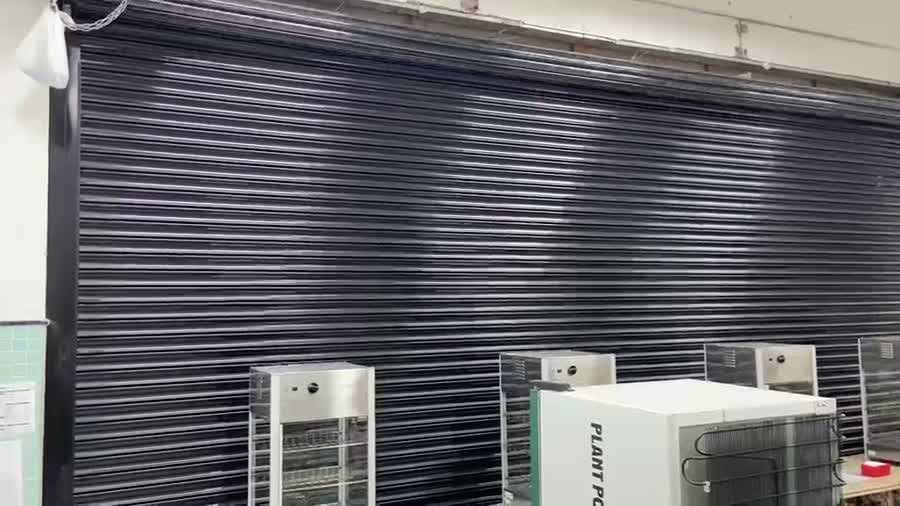 Atendimento técnico no local para revisão de porta de aço de enrolar travada