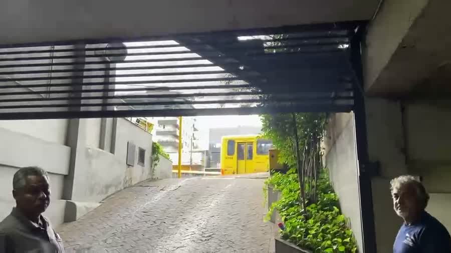 Motor elétrico sendo acoplado ao eixo para automatização de porta de aço