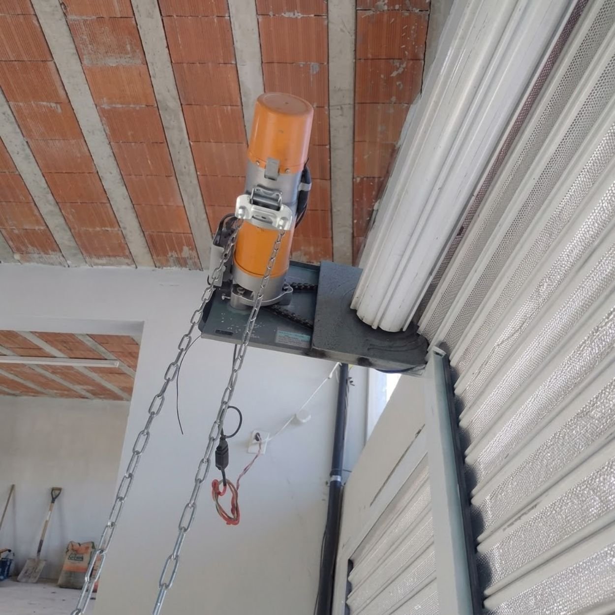 Automatização de porta de aço com motor instalado