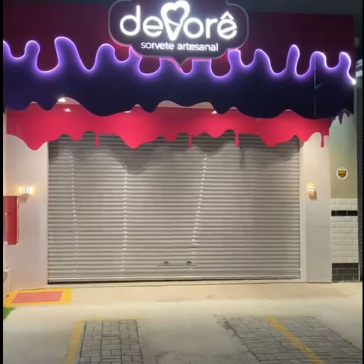 Mesma fachada com porta de aço restaurada e funcionando após o reparo