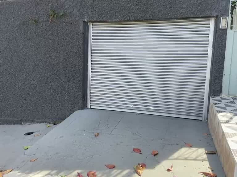 Detalhe da fixação do eixo e dos parafusos na instalação da porta de aço