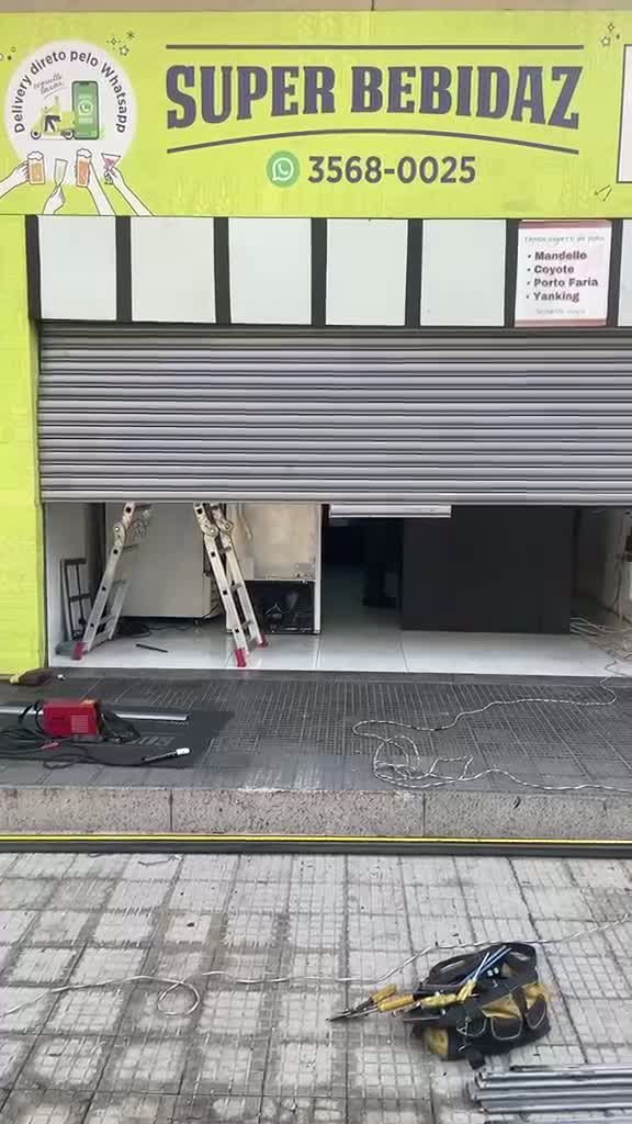 Porta de aço de enrolar finalizada e entregue ao cliente em ponto comercial