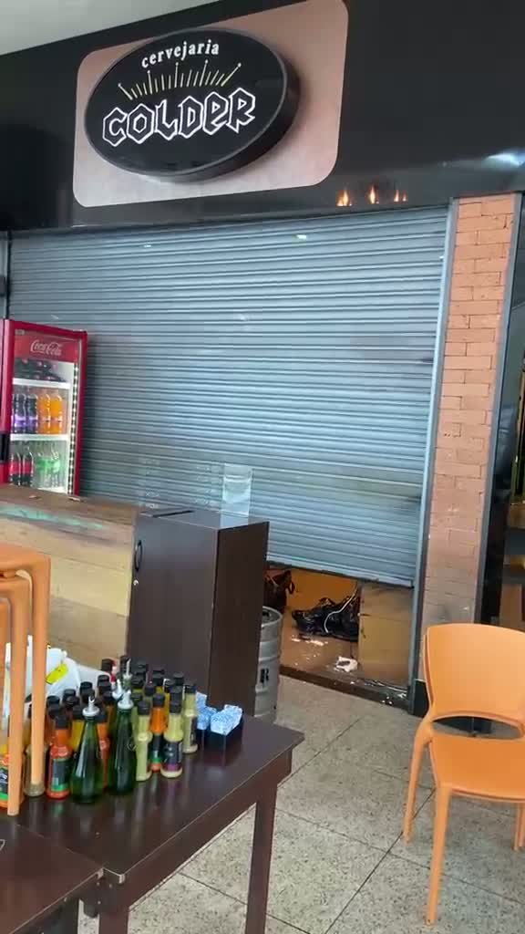 Encaixe das lâminas na guia lateral durante etapa de instalação da porta