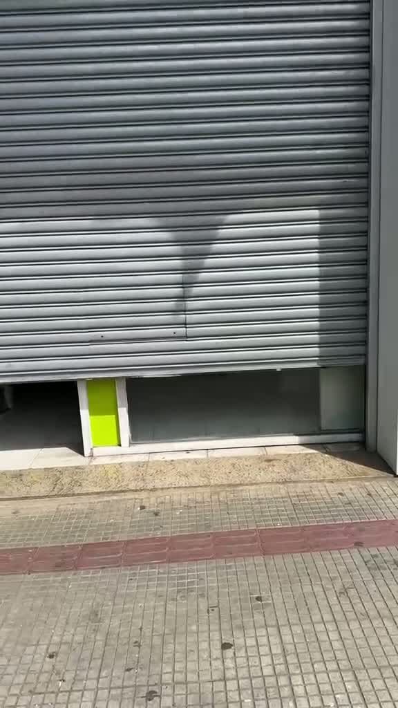 Lâminas de aço sendo montadas na fabricação de uma porta de enrolar sob medida