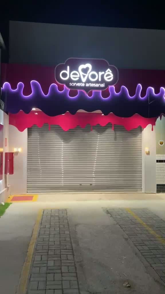 Fixação do eixo e dos suportes no vão durante a instalação da porta de aço