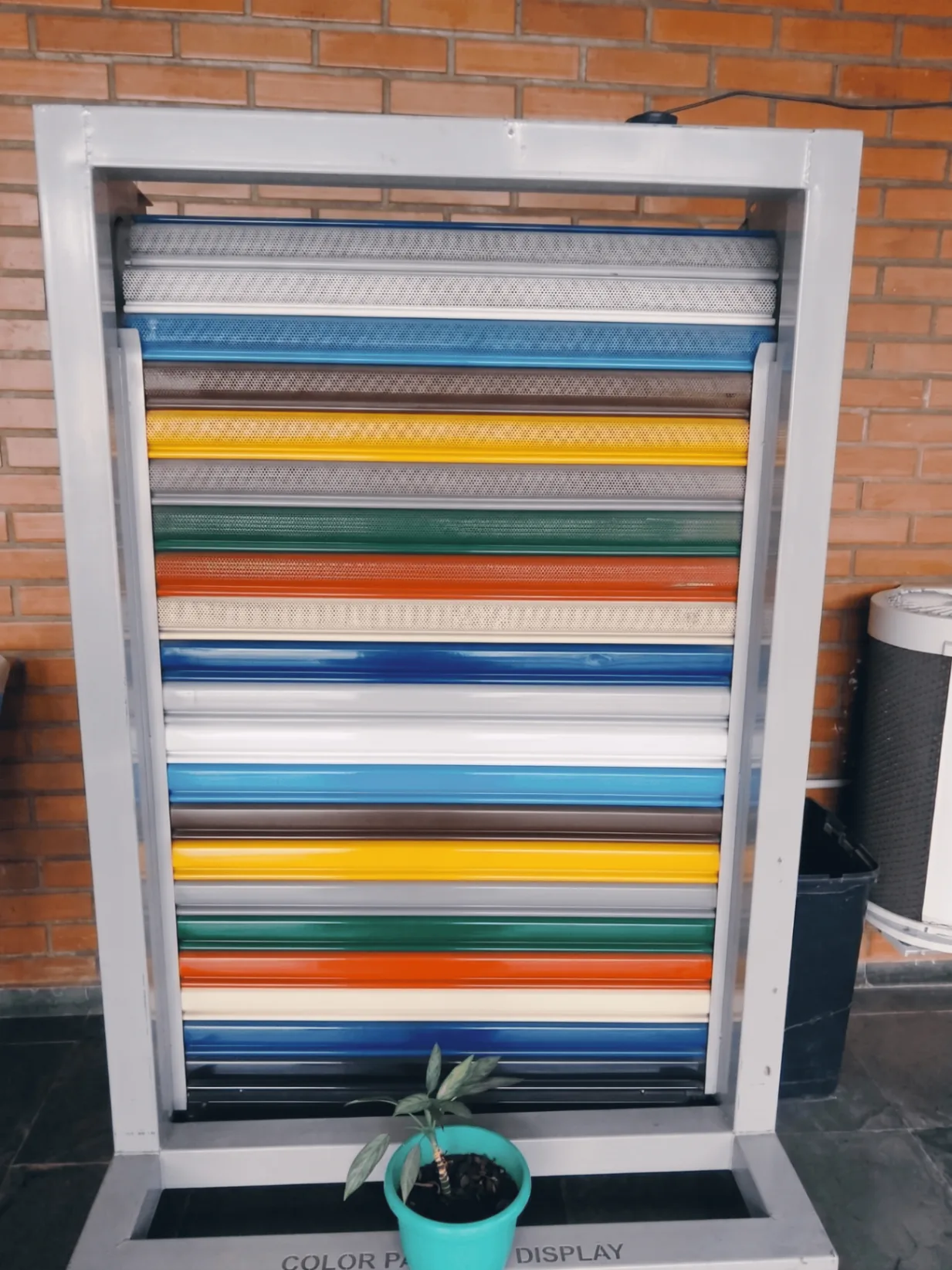 Mostruário com cores e acabamentos disponíveis para portas de aço de enrolar