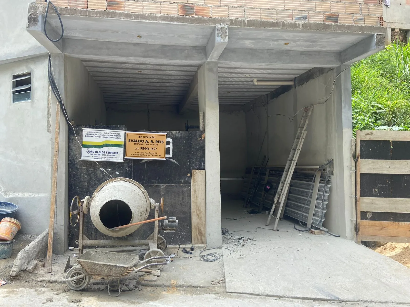 Obra em estrutura de concreto com os vãos abertos antes da instalação