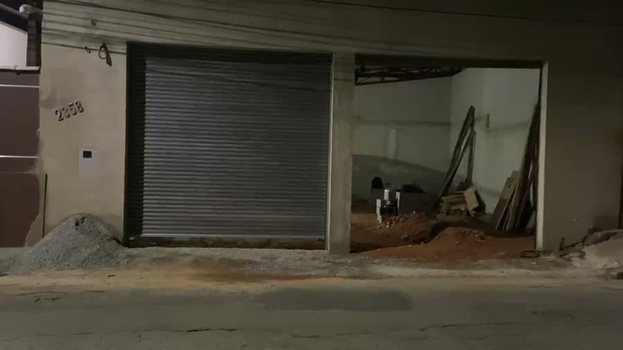 Porta de enrolar automatizada fechando o acesso de um galpão