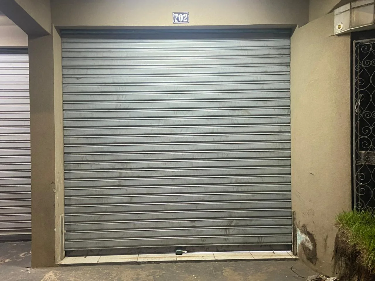 Porta de aço de enrolar galvanizada instalada em vão de comércio em Belo Horizonte