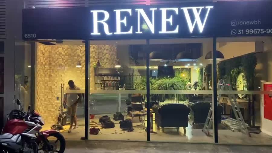Porta de aço de enrolar sendo aberta na rotina diária de um comércio