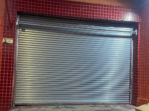Porta de aço de enrolar instalada em comércio
