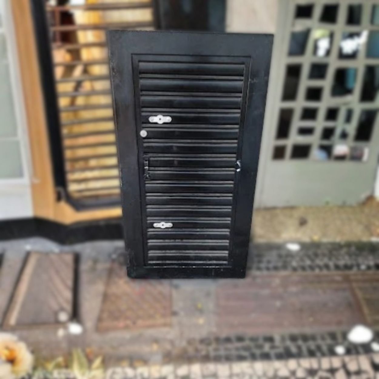 Alçapão integrado em porta de aço de enrolar