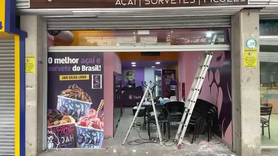 Fachada com porta de aço galvanizada entregue e pronta para uso