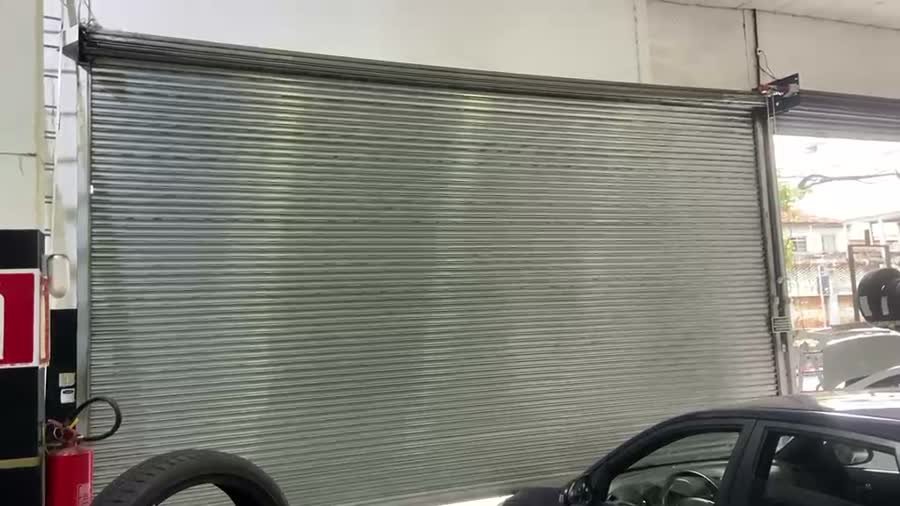 Porta de aço de enrolar concluída e fechando o vão de um ponto comercial