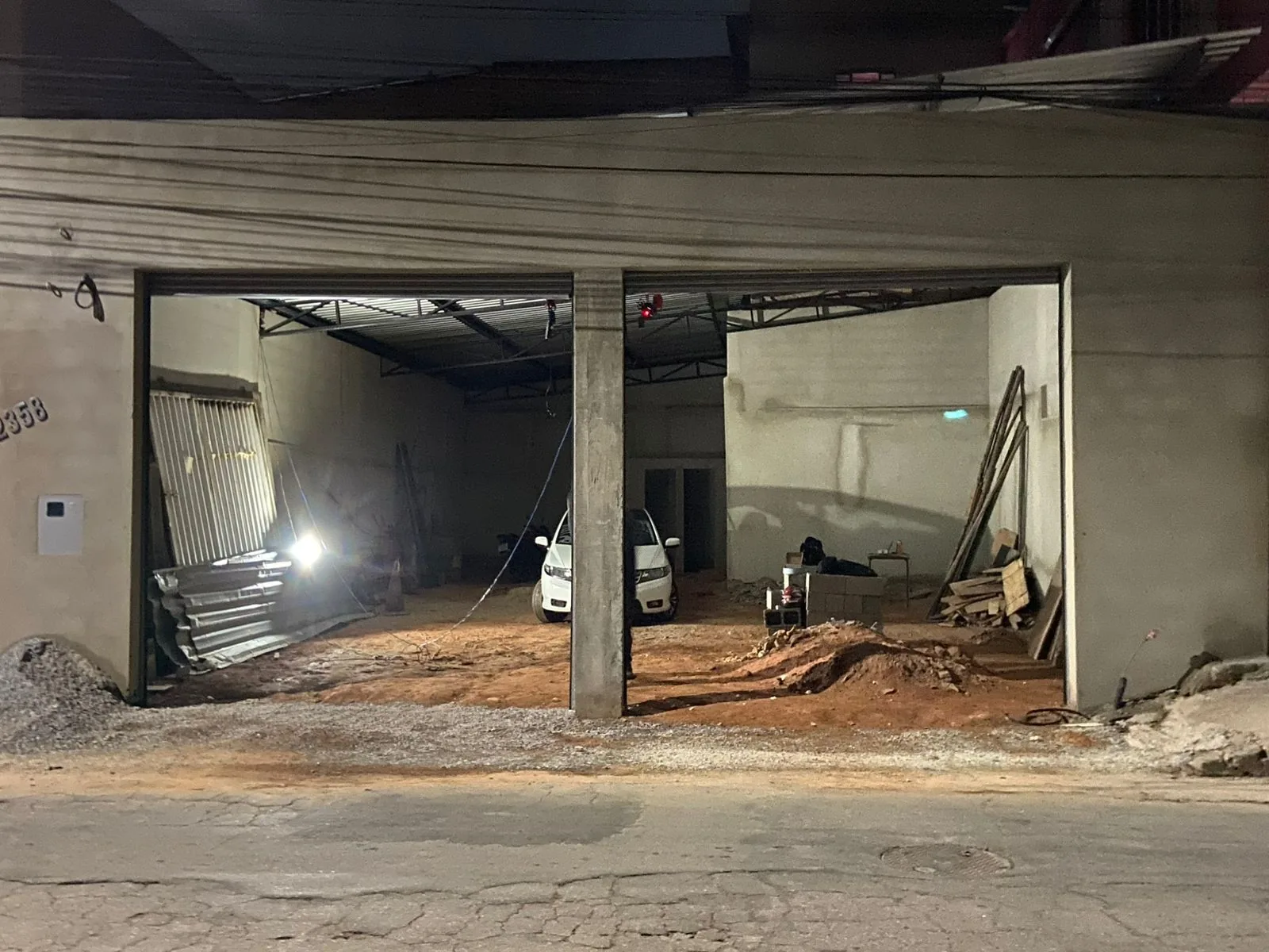 Vão de alvenaria preparado e medido para receber porta de aço de enrolar